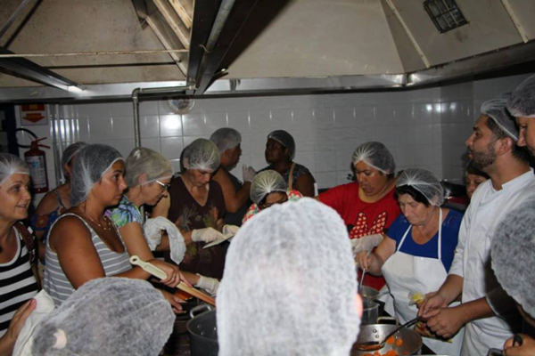 Professor do curso de Gastronomia ministra treinamento para cozinheiras