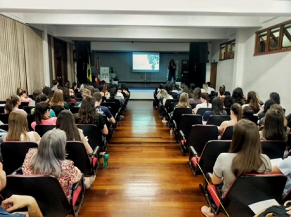 Palestra sobre fotografia científica é realizada na UNICNEC Bento