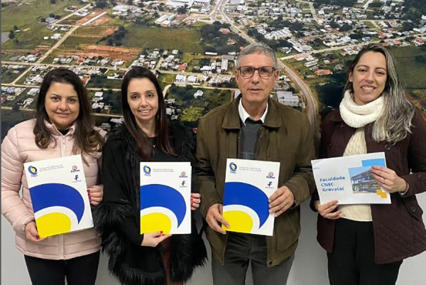 Faculdade CNEC apresenta Portfólio de Cursos ao Prefeito de Glorinha e  Secretária de Educação