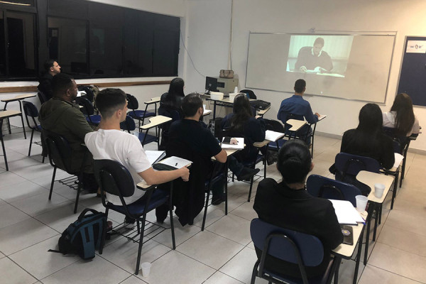 Análise do documentário "Juízo" na Aula de Direito da Criança e do Adolescente