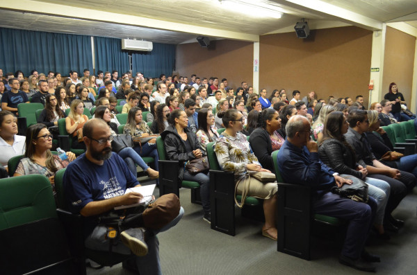 Aula Magna da Administração e Ciências Contábeis aborda PNL e gerenciamento emocional