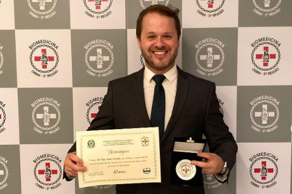 Coordenador do UNINEC Osório recebe homenagem pelo Conselho Regional de Biomedicina