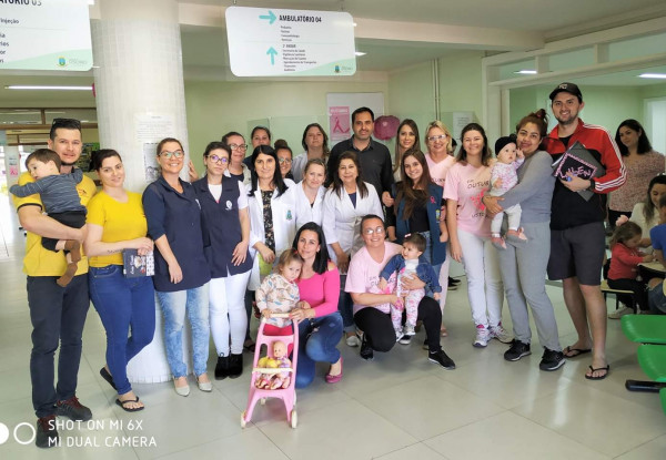 Acadêmicos de Enfermagem participam de ação do Outubro Rosa