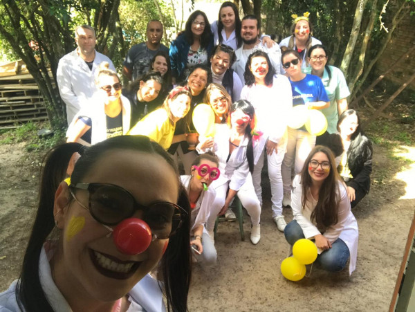 Grupo Enferlhaços atuam no Setembro Amarelo