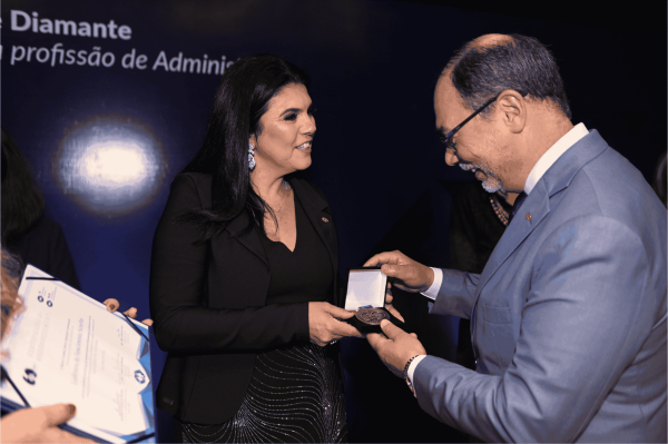 Reitora do UNICNEC Osório recebe Medalha do Jubileu de Diamante da Administração