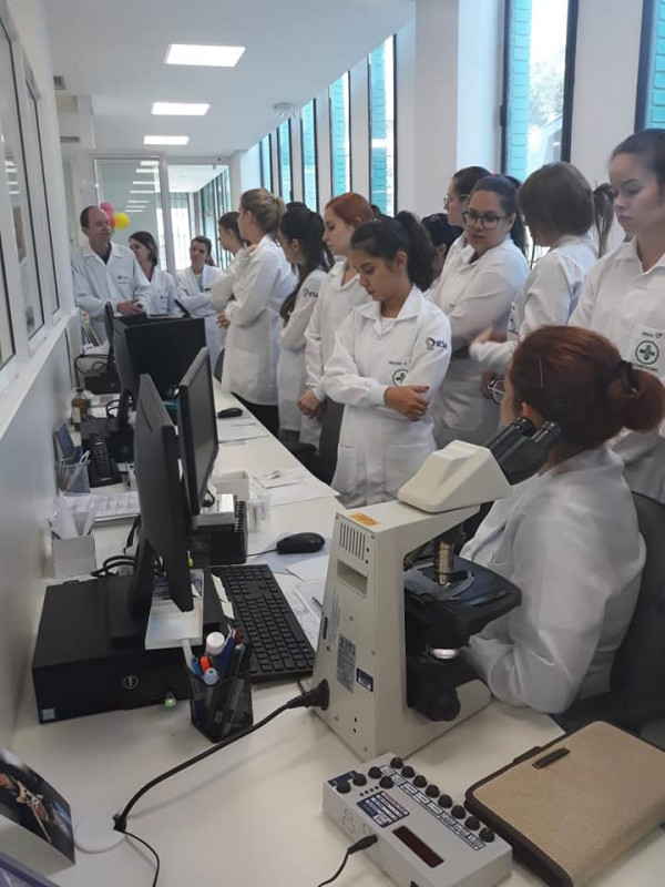 Acadêmicos de Biomedicina realizam visita técnica ao Laboratório Weinmann